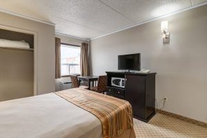 Airport Travellers Inn & Suites - Queen Bed