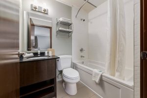 Washroom - Airport Travellers Inn & Suites