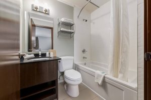 Airport Travellers Inn & Suites - Standard Washroom