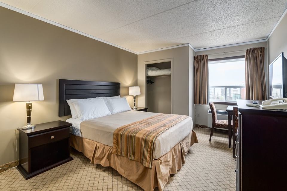 Standard Queen Suite - Airport Travellers Inn & Suites