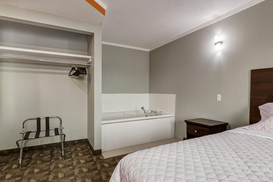 Jacuzzi Suite with King Bed - Airport Travellers Inn & Suites
