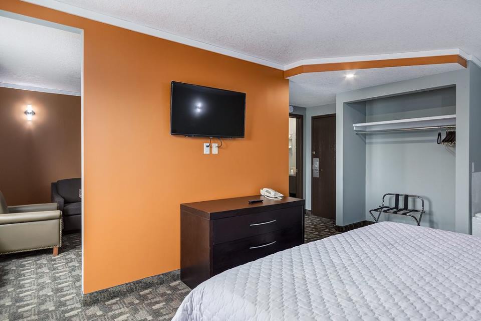 Airport Travellers Inn & Suites - Jacuzzi Suite Side view