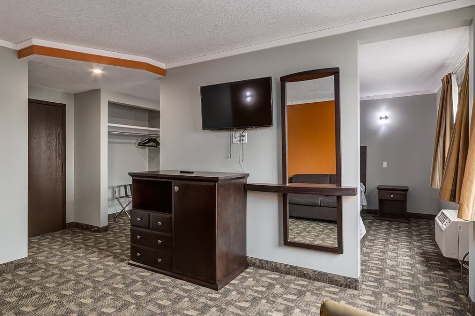 Airport Travellers Inn & Suites - Jacuzzi suite view