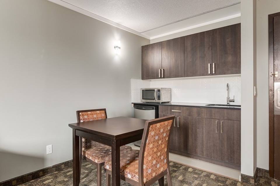 Airport Travellers Inn & Suites - King Suite Kitchenette